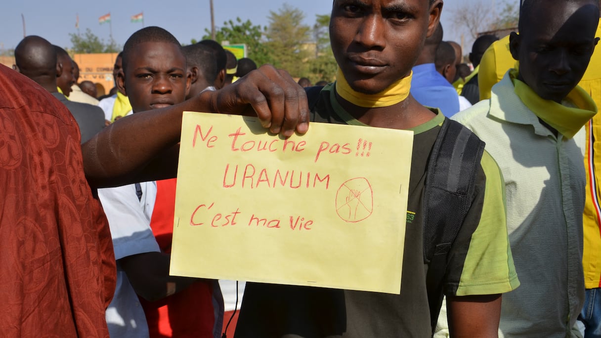 Un Nigérian tient une pancarte sur laquelle il est écrit «Ne pas toucher !! Uranium, c'est ma vie » lors d'une manifestation à Niamey.