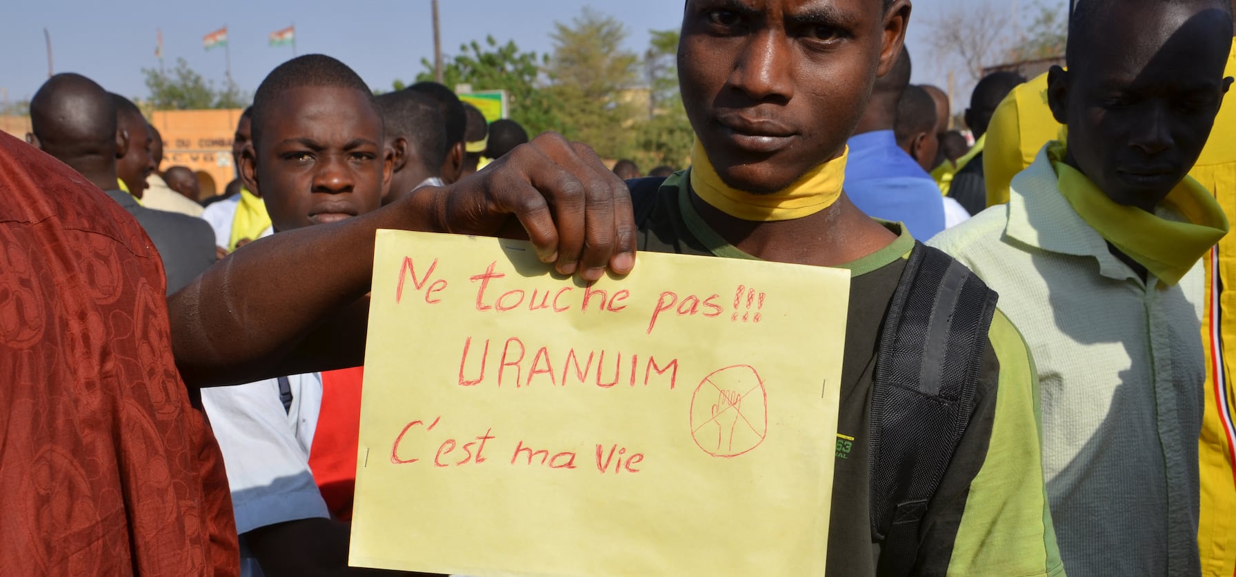 Un Nigérian tient une pancarte sur laquelle il est écrit «Ne pas toucher !! Uranium, c'est ma vie » lors d'une manifestation à Niamey.