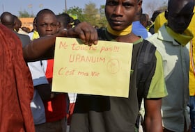 Un Nigérian tient une pancarte sur laquelle il est écrit «Ne pas toucher !! Uranium, c'est ma vie » lors d'une manifestation à Niamey.