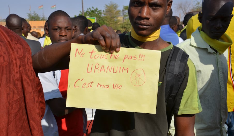 Un Nigérian tient une pancarte sur laquelle il est écrit «Ne pas toucher !! Uranium, c'est ma vie » lors d'une manifestation à Niamey.