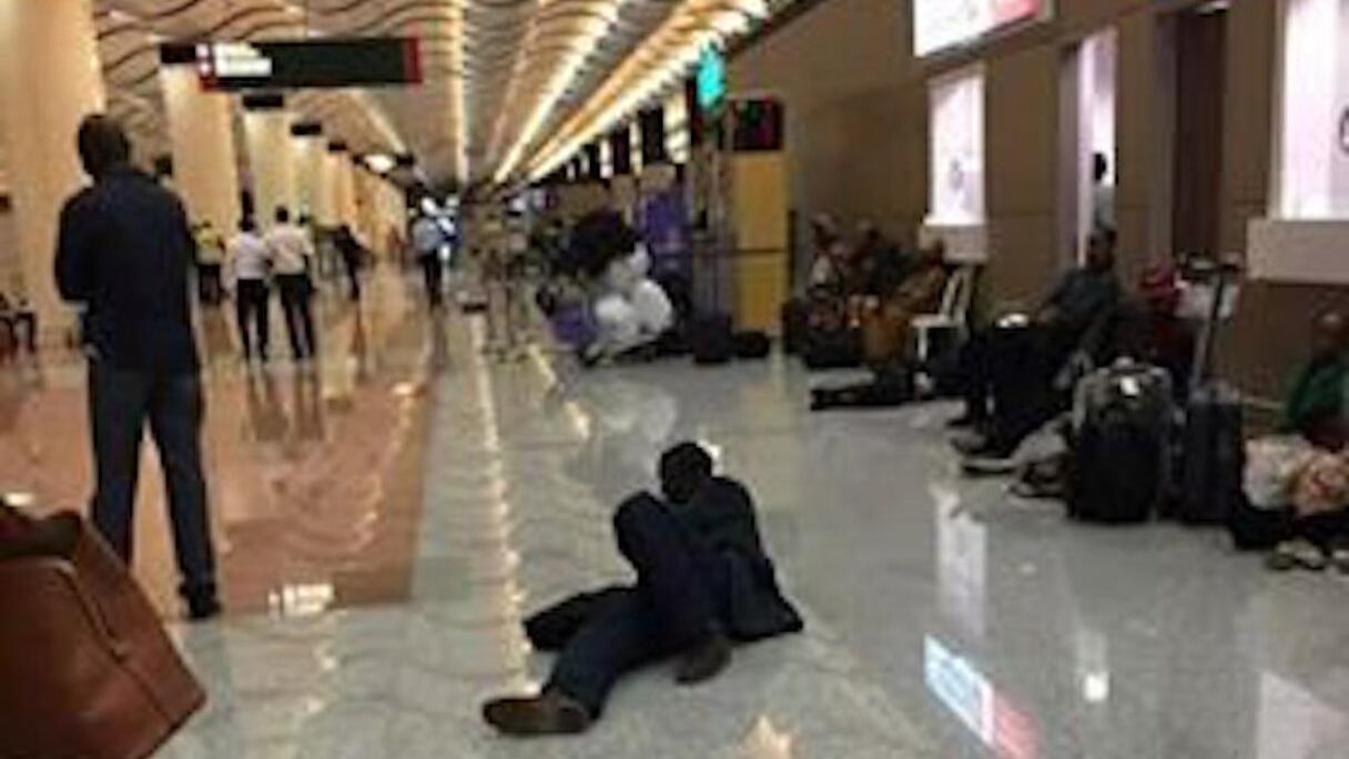 A Diass, 45km de Dakar, des centaines de passagers sont bloqués à cause de la grève des contrôleurs aériens.