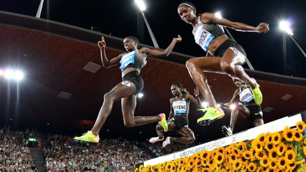 L'athlète bahreïnie d'origine kényane Ruth Jebet (à gauche), championne olympique du 3000 m steeple, le 1er septembre à Zurich.