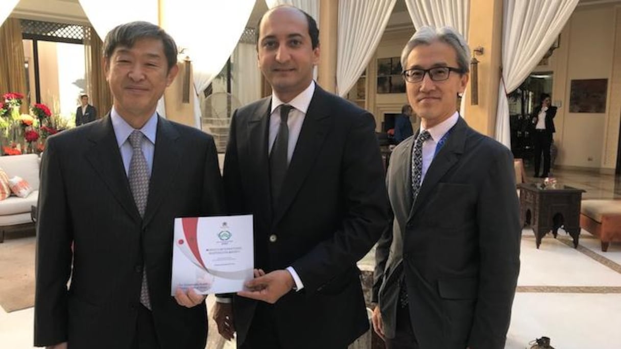 Shinichi Kitaoka, président de la JICA, Mohamed Methqal, Ambassadeur directeur général de l'AMCI, et Hitoshi Tojima, Représentant résident au Maroc de la JICA.