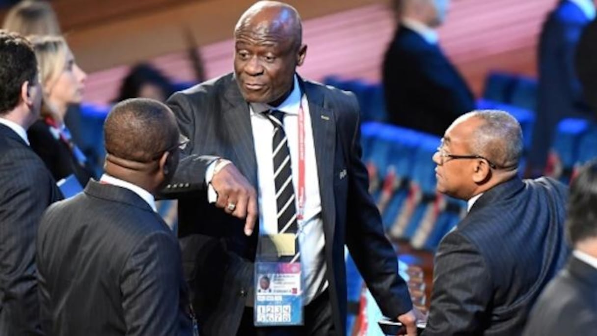 Le président de la Fédération congolaise de football association Constant Omari, au centre, avant un tirage au sort pour la FIFA le 1er décembre 2017 à Moscou.