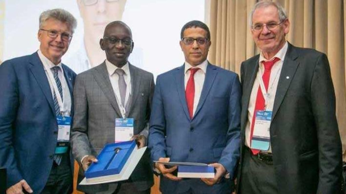 Les professeurs Amadou Gallo Diop du Sénégal et Riadh Gouider de la Tunisie, lors d’une cérémonie de l’Académie européenne de neurologie, tenue samedi 16 juin 2018 à Lisbonne (Portugal).