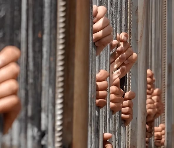 Des détenus dans une prison.