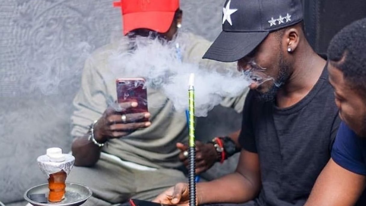 Des jeunes en train de fumer la chicha.