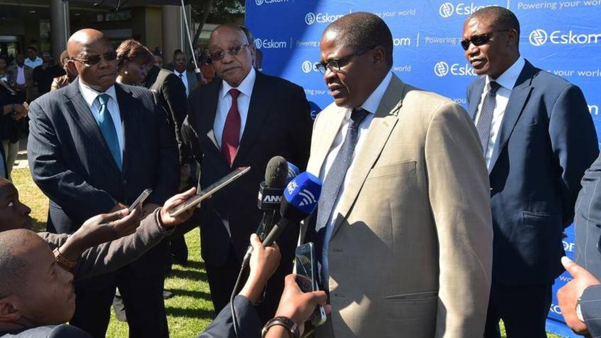 Molefe, cité par le rapport de la médiatrice de la république sud-africaine annonce sa démission pour janvier 2017. Zuma, au fond de la photo, fait toujours de la résistance.