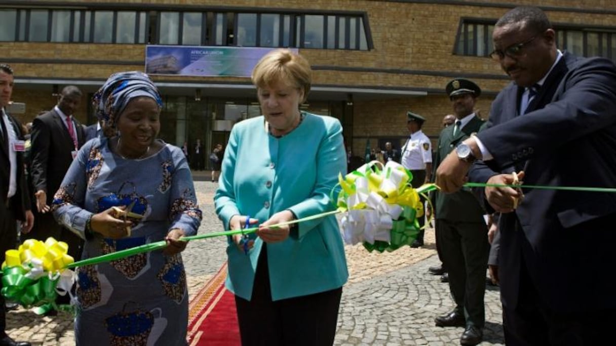 De G à D: N. Dlamini-Zuma présidente de l'UA (Union Africaine), la chancelière allemande A. Merkel et H. Desalegn, le Premier ministre éthiopien inaugurent l'immeuble du département Paix et Sécurité de l'UA à Addis Ababa en Éthiopie le 11 octobre 2016.