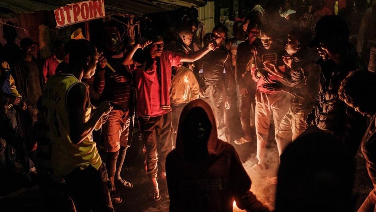Les Kenyans célèbrent le Nouvel An en dansant autour d'un feu de joie dans la rue du bidonville de Kibera à Nairobi, le 1er janvier 2021.