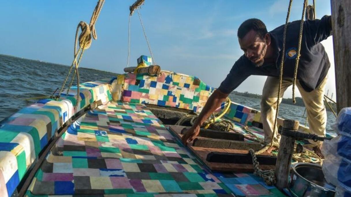 Un boutre en plastique entame une expédition dans les eaux de l'Océan indien.