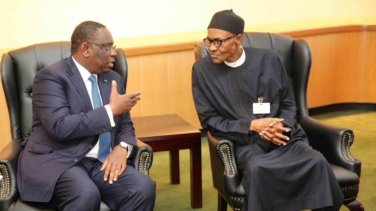Le président Sénégalais Macky Sall qui s'entretient avec son homologue Nigérian Muhamadu Buhari