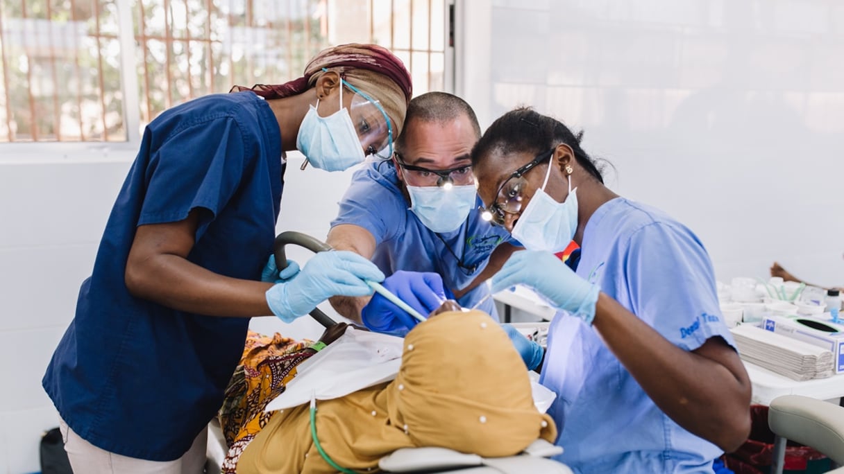 Au centre, le chirurgien dentiste américain David Ugai.