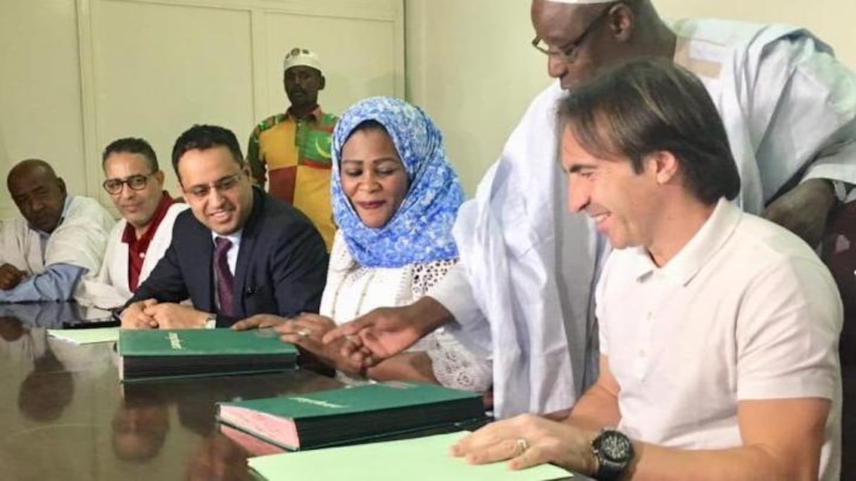 L'entraineur français Corentin Martins signant la prolongation de son contrat avec les Mourabitounes.