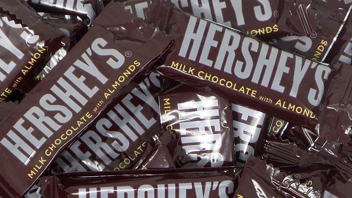 Hershey accepte de payer la prime de différentiel de revenu décent.
