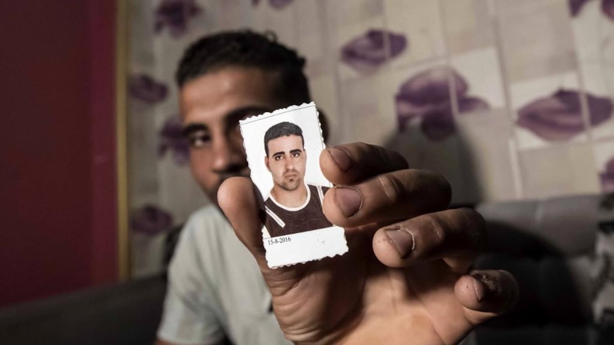 Karim Farrag, montre la photo de son frère Mohamed, l'un des 17 Egyptiens qui ont disparu au large de la Libye, alors qu'ils tentaient de rejoindre l'Europe.