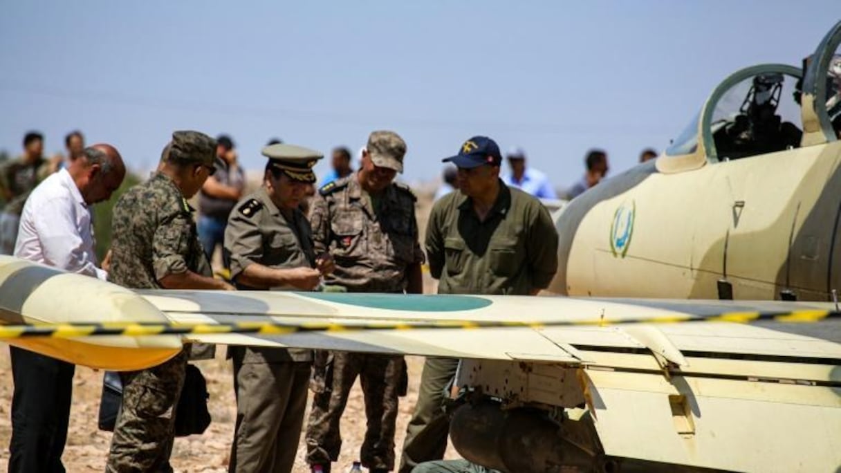 Des militaires tunisiens inspectent un avion libyen L-39 appartenant aux forces du maréchal Khalifa Haftar, après son atterrissage d'urgence près de la ville de Médenine, dans le sud-est de la Tunisie, le 22 juillet 2019