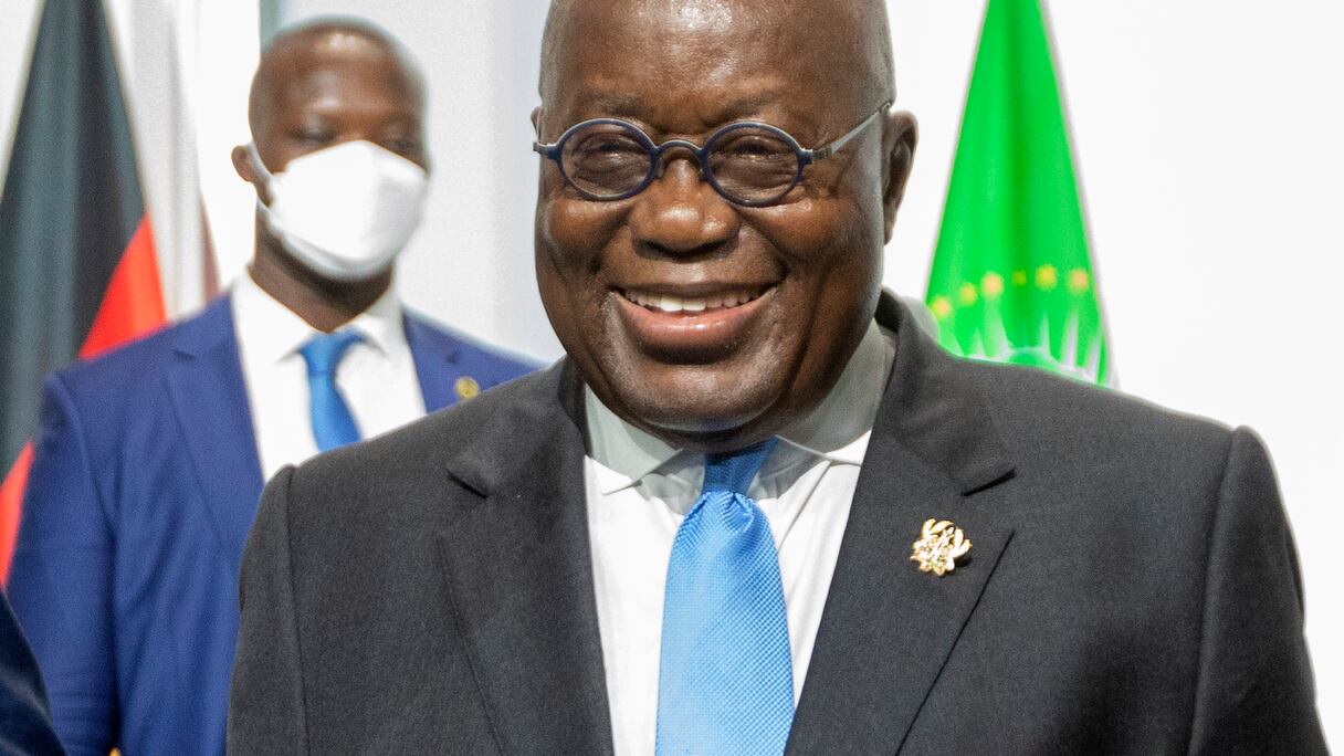 Le président du Ghana, Nana Akufo-Addo, fait une déclaration sur le site de fabrication de la société allemande BioNTech à Marburg, dans l'ouest de l'Allemagne, le 16 février 2022.