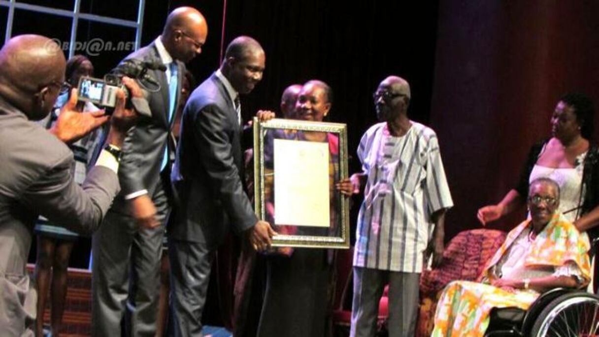 Bernard Dadié recevant le Prix Jaime Torres Bodet de l’Unesco.