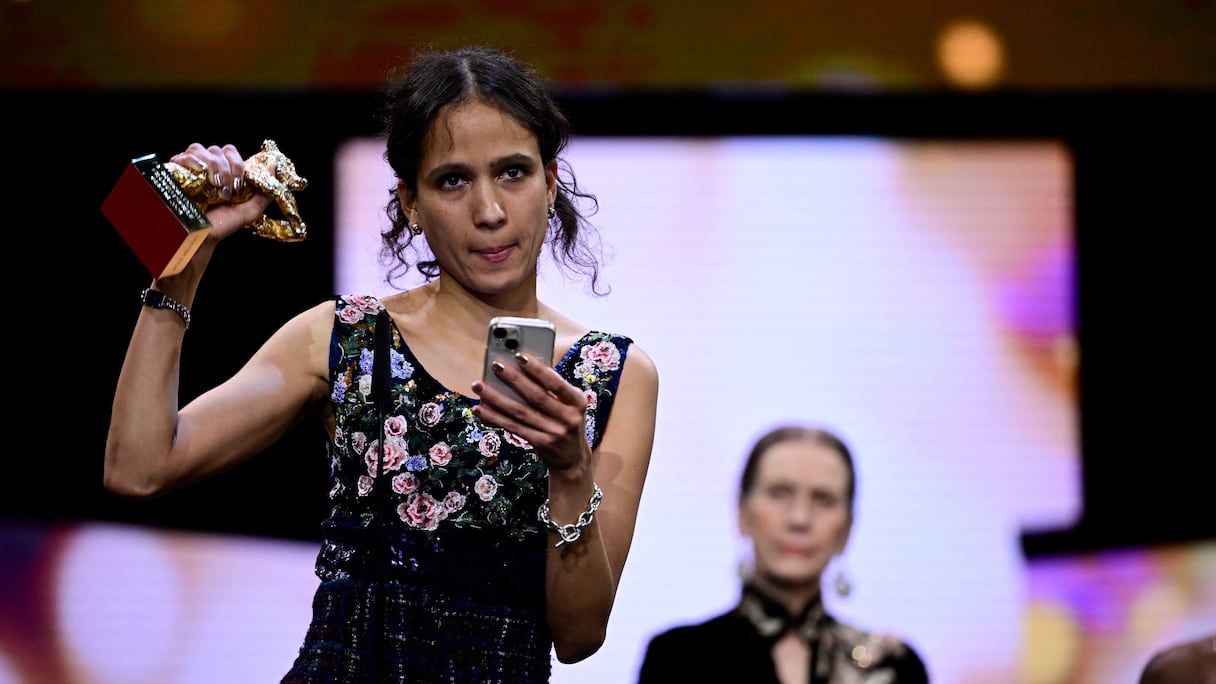La cinéaste et actrice franco-sénégalaise Mati Diop s'exprime après avoir reçu l'Ours d'or du meilleur film pour "Dahomey" lors de la cérémonie de remise des prix du 74e Festival international du film de Berlin, le 24 février 2024 à Berlin.