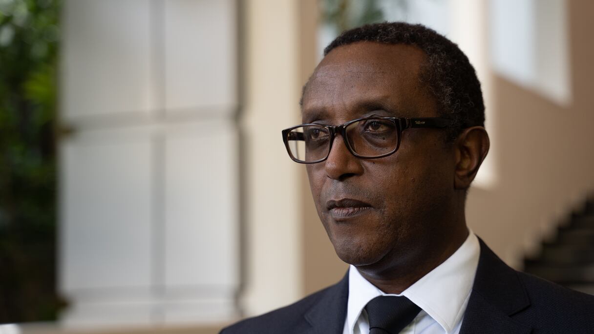 Vincent Biruta, le ministre rwandais des Affaires étrangères, s'entretient avec des journalistes à la maison d'État de Kigali, au Rwanda, le 9 avril 2021.