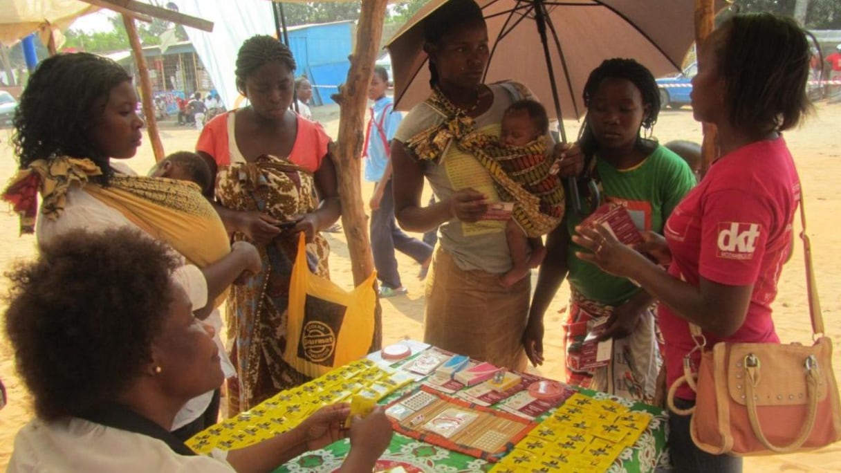 Une association locale distribue des articles de contraception.