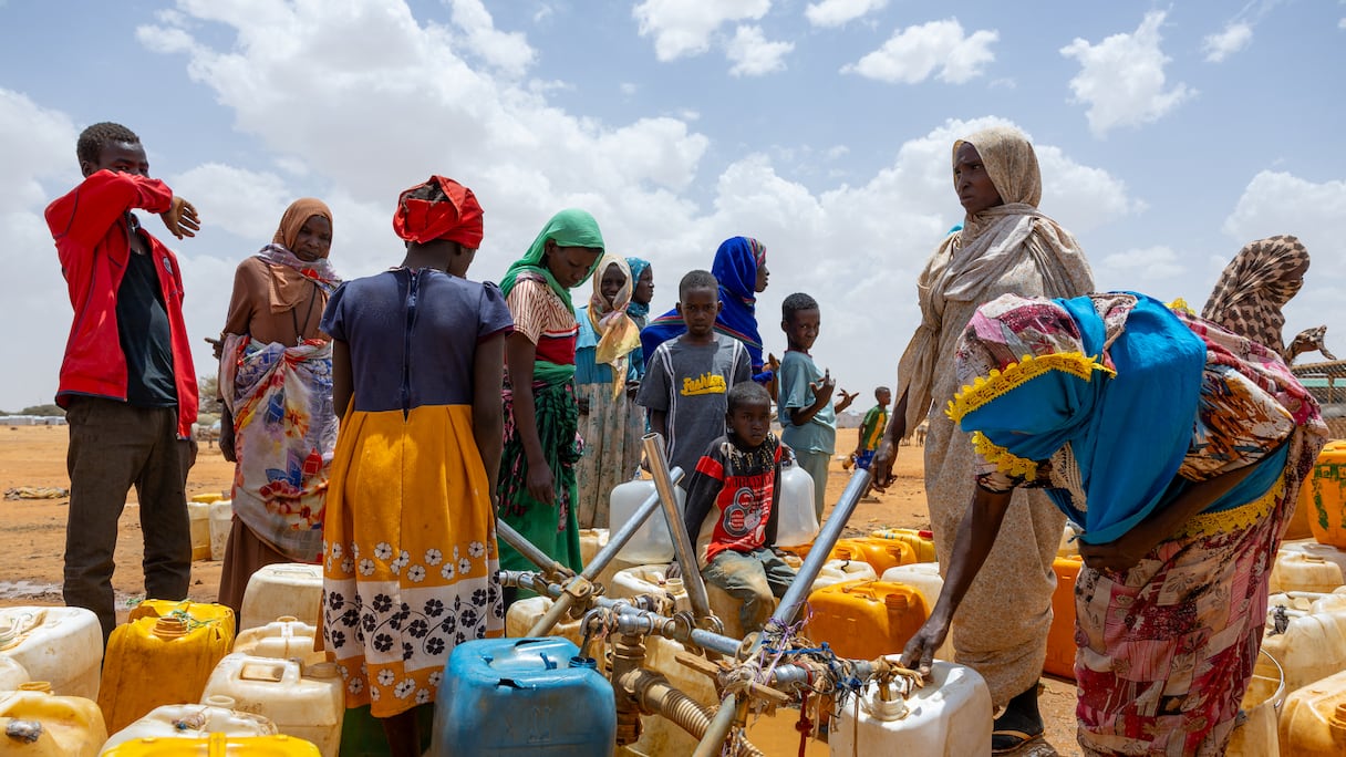 Des réfugiés soudanais remplissent des jerricans d'eau au camp de réfugiés de Touloum, dans la province de Wadi Fira, au Tchad, le 8 avril 2025