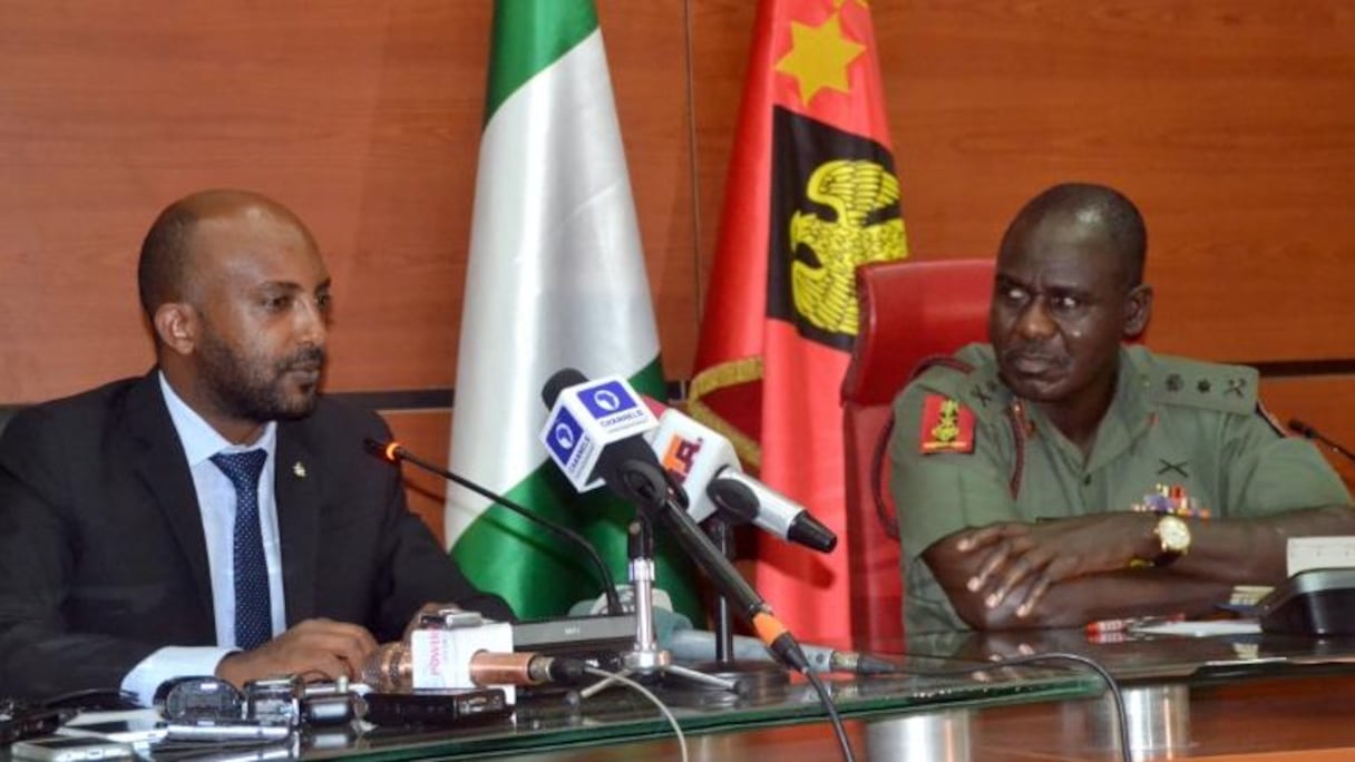 Le général Tukur Yusuf Buratai (g), chef d'état-major des armées nigérianes et Netsanet Belay (g), directeur d'Amnesty International pour la recherche et le plaidoyer en Afrique, au siège de l'armée à Abuja le 18 février 2016 
© AFP/Archives STRINGER, STRINGER