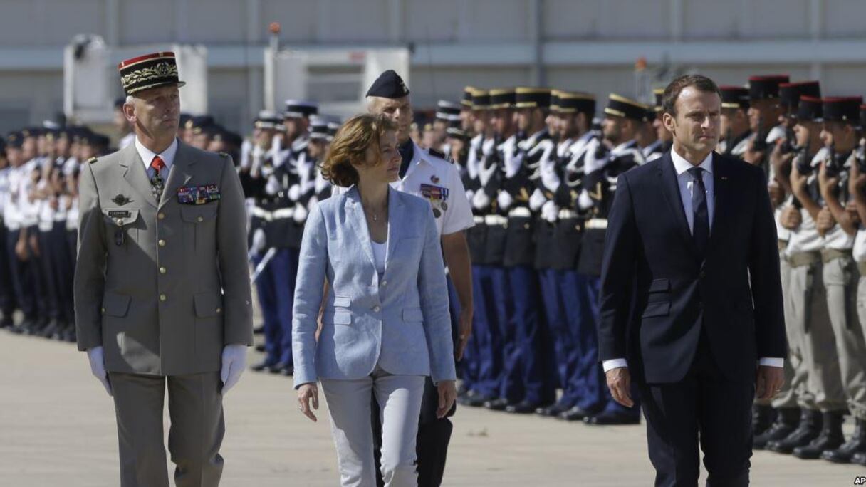 Florence Parly, ministre française des Armées, en compagnie du président et du chef d'Etat-major français.