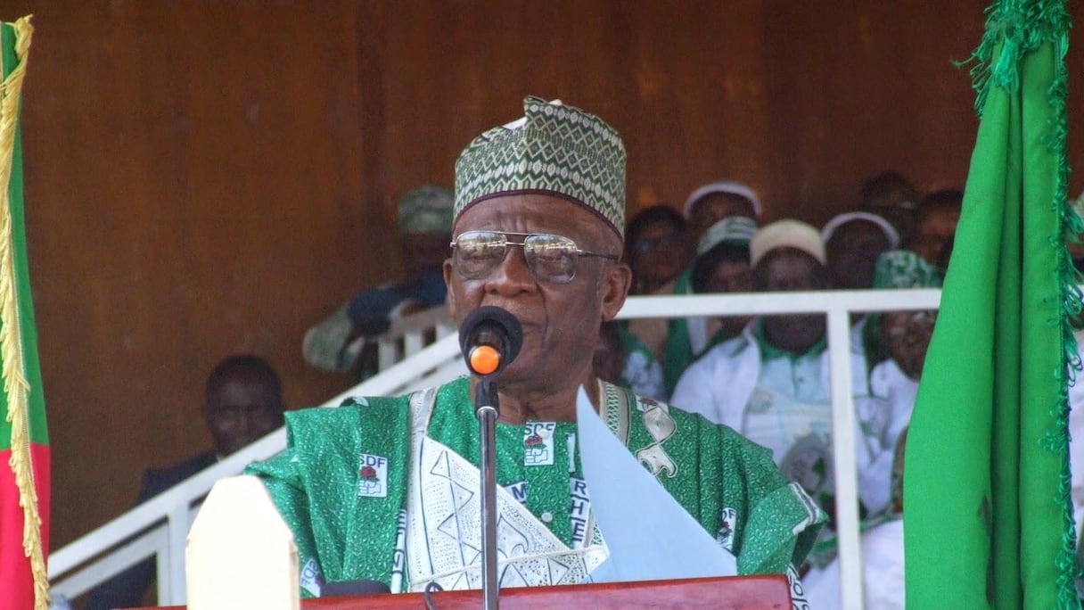 John Fru Ndi, le leader de l'opposition camerounaise tape du poing sur la table pour dénoncer la gestion de la crise anglophone.