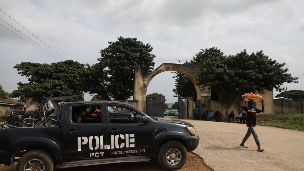 Une voiture de police est stationné devant la porte des quartiers du personnel de l'Université d'Abuja, au Nigeria, le 2 novembre 2021.