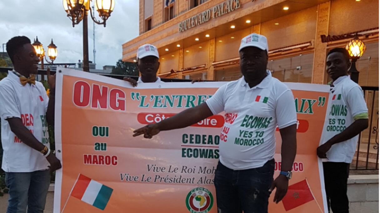 Quelques membres de l'ONG devant l'hôtel abritant le sommet des Chefs d'Etat et de gouvernement de la CEDEAO à Monrovia en juin 2017.