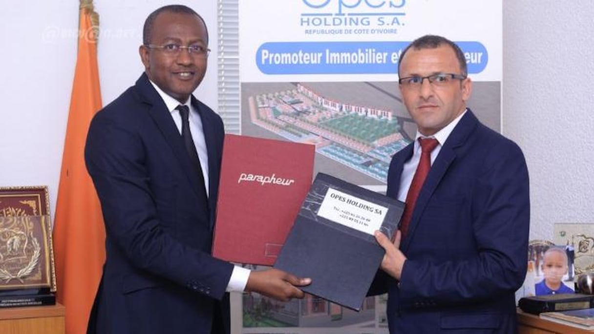 Siriki Sangaré, PDG de Opes Holding SA et Murtaza Okumus, PDG de IKDAM Turc lors de la signature du protocole d`accord portant sur la construction de 50.000 logements sociaux.