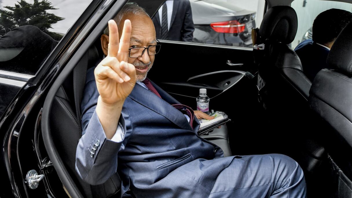 Rached Ghannouchi, chef du parti islamiste tunisien "Ennahdha", quitte son domicile pour se rendre dans les bureaux du procureur antiterroriste tunisien à Tunis, la capitale, le 20 septembre 2022.