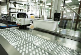 Ligne de production de comprimés de médicaments, dans l'usine d'un laboratoire pharmaceutique.