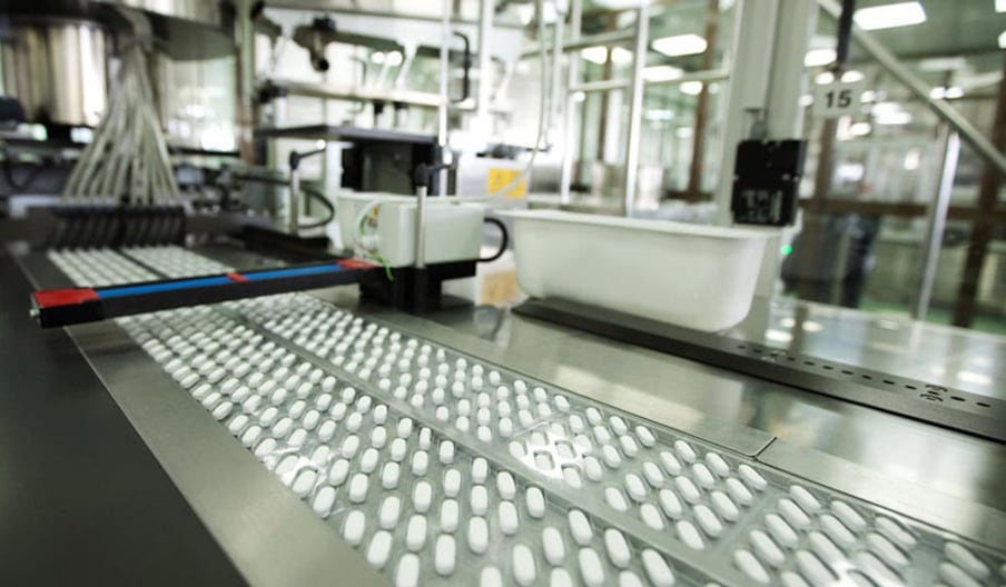 Ligne de production de comprimés de médicaments, dans l'usine d'un laboratoire pharmaceutique.