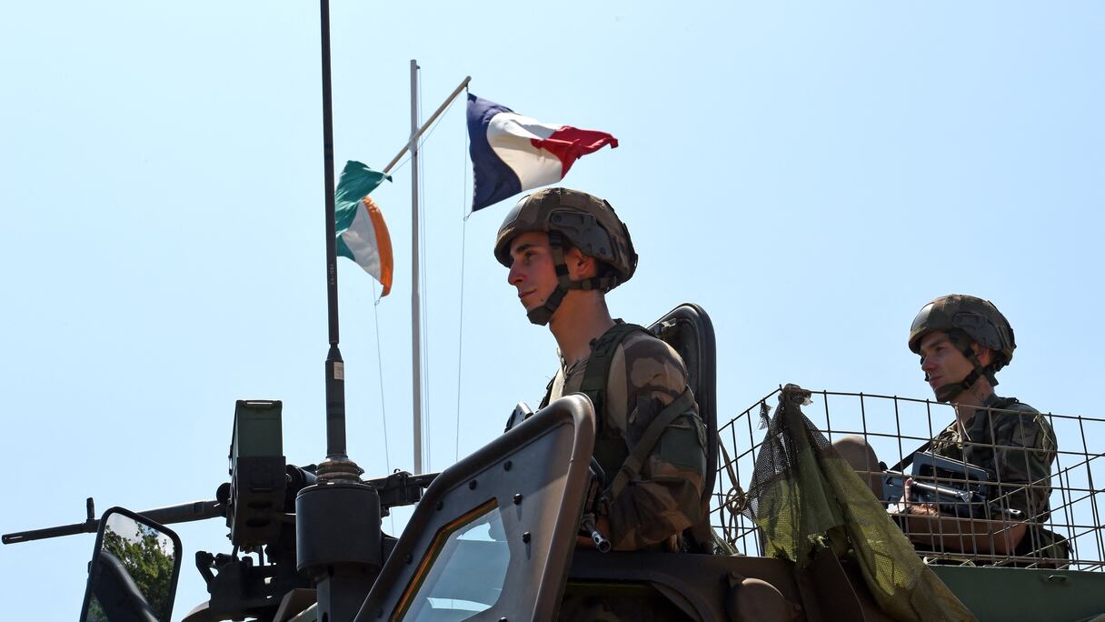 Des soldats de l'armée française stationnés en Côte d'Ivoire circulent à bord d'un véhicule blindé, le 10 octobre 2017