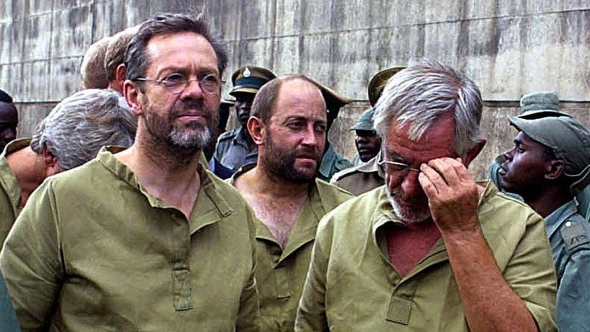 Simon Mann (à g.) lors de son séjour en prison en 2004 quand il fut arrêté au Zimbabwe.