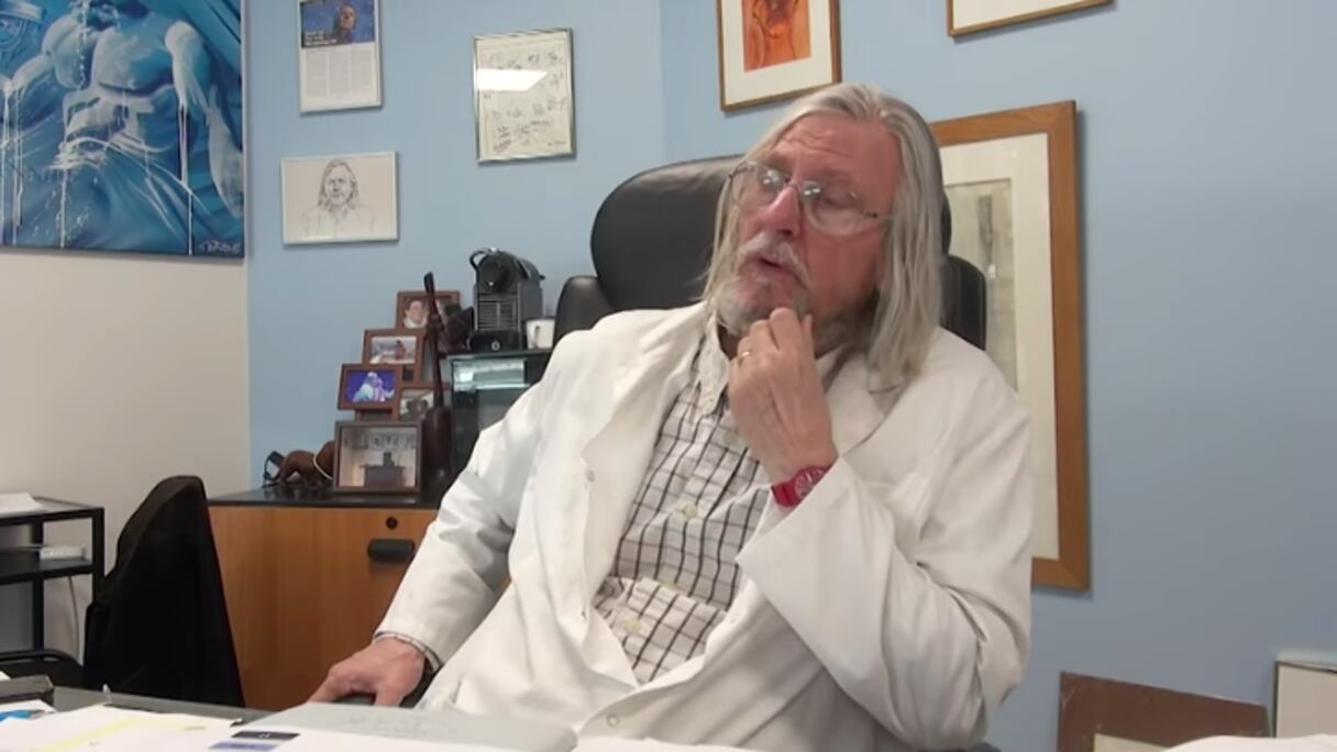 Professeur Didier Raoult, infectiologue et professeur de microbiologie français.