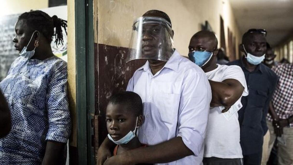 Des électeurs attendant leur tour dans une file.