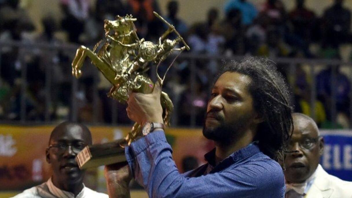 Alain Gomis brandit le trophée de l'Etalon d'or pour la deuxième fois de sa jeune carrière.