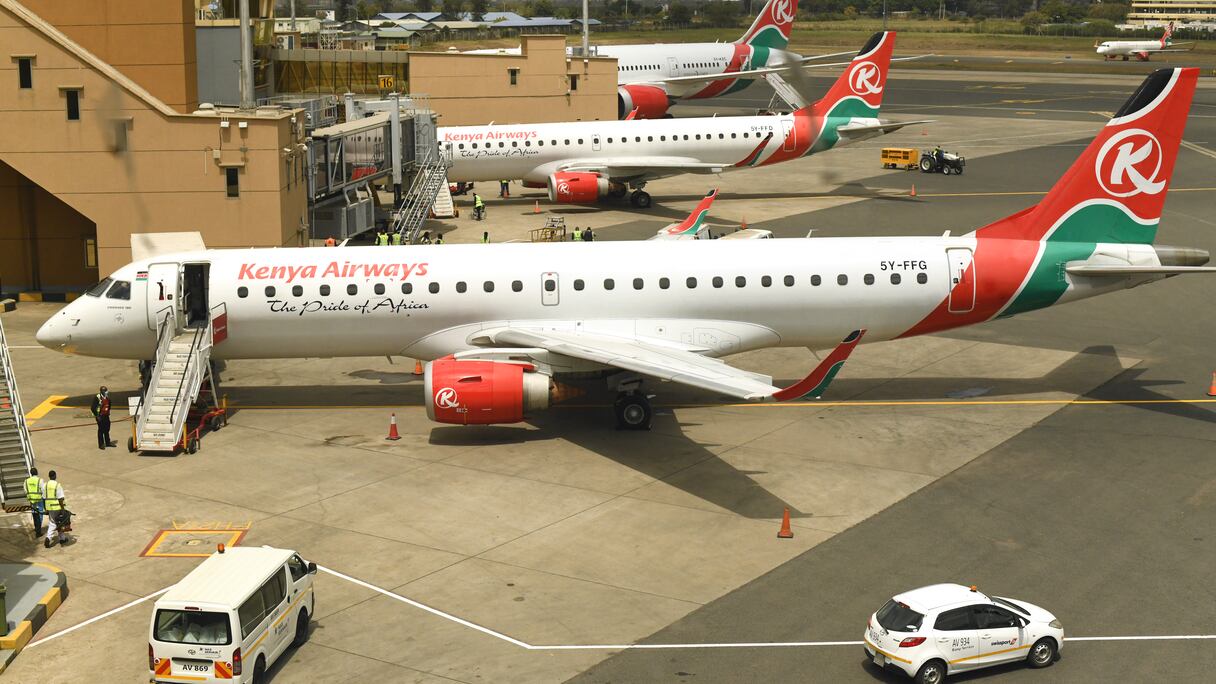 Des avions de Kenya Airways stationnés à l'aéroport international Jomo Kenyatta de Nairobi.