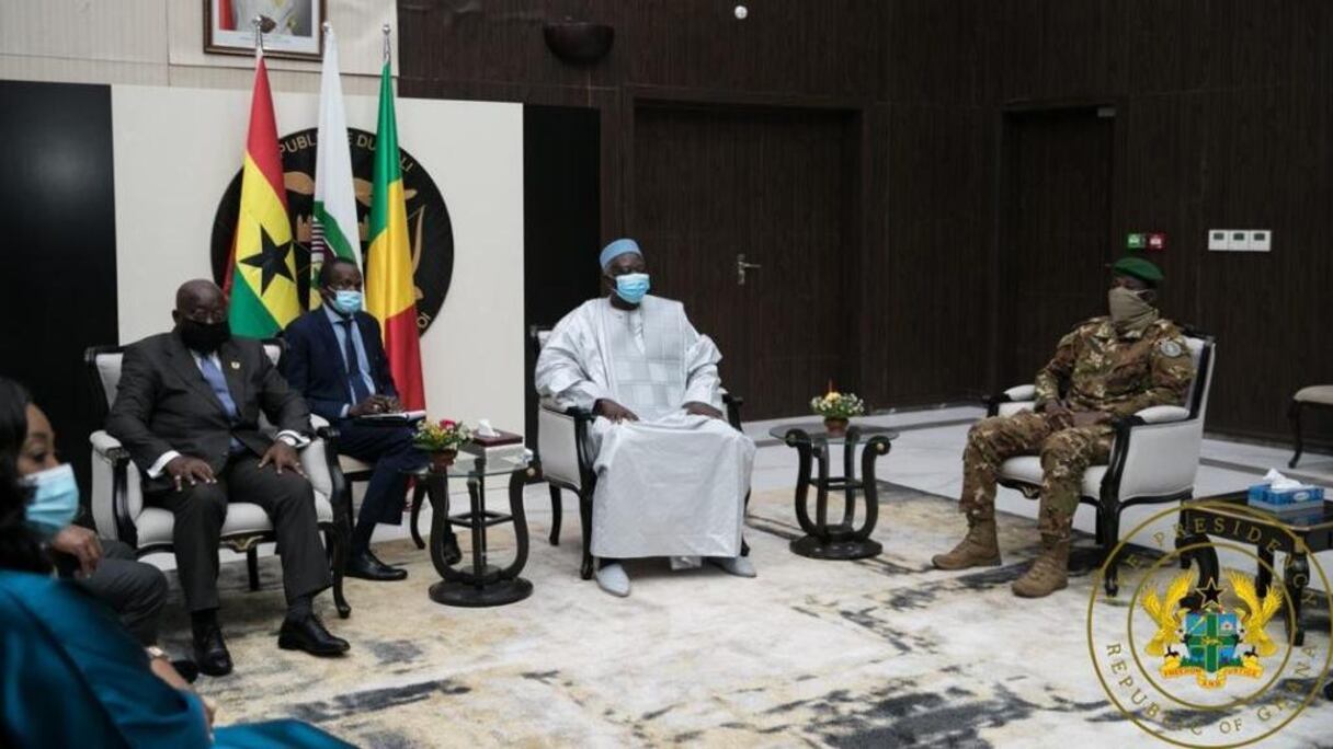 Le chef de l'Etat ghanéen Nana Akufo-Addo, président en exercice de la Communauté des Etats d'Afrique de l'Ouest (Cédéao), avec les dirigeants de la transition malienne.