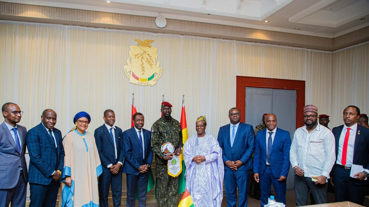 La mission d'inspection de la CAF reçue par le colonel Mamadi Doumbouya au Palais Mohammed V, à Conakry.