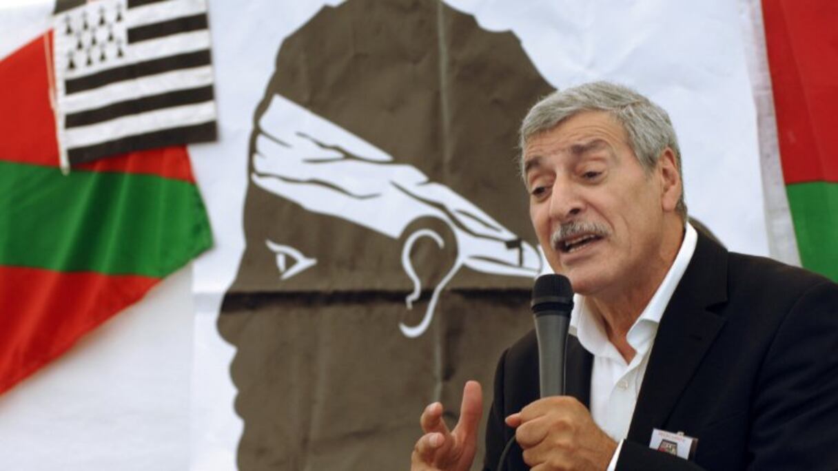 Ferhat Mehenni, président du Mouvement pour l'autonomie de la Kabylie (MAK), présentant son mouvement, le 8 août 2009 à Corte, en Corse.