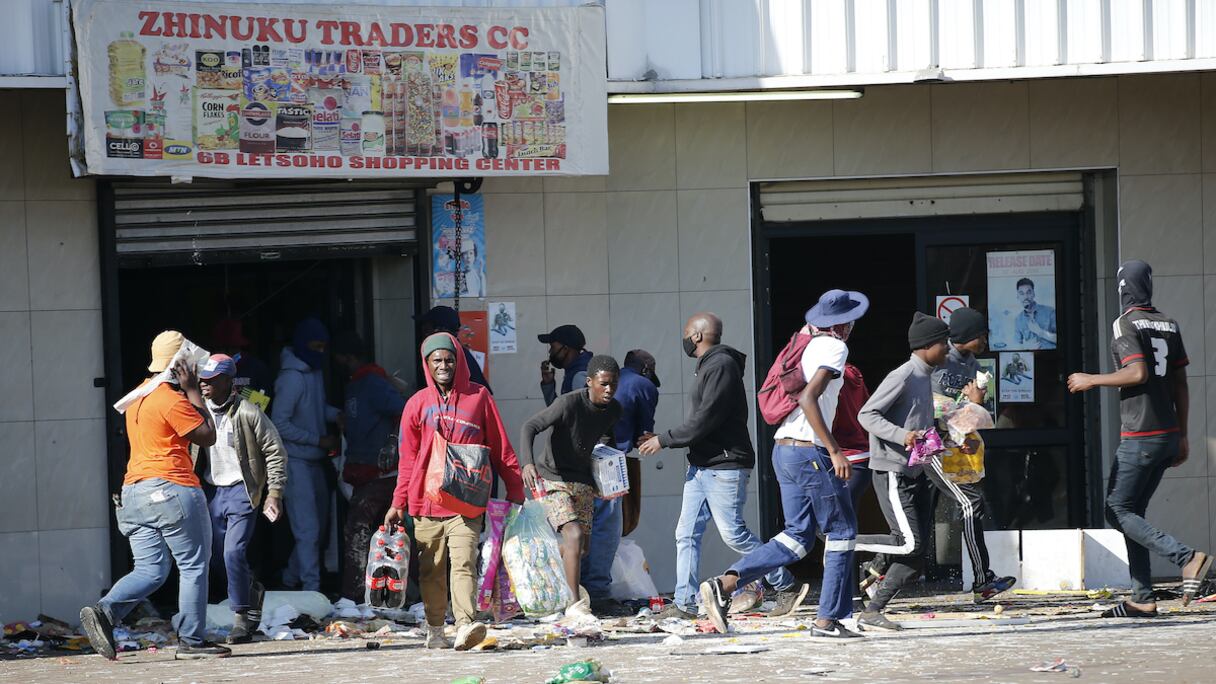 La foule s'attaquant à une boutique d'un township de Johannesburg lors des émeutes de juillet 2022.