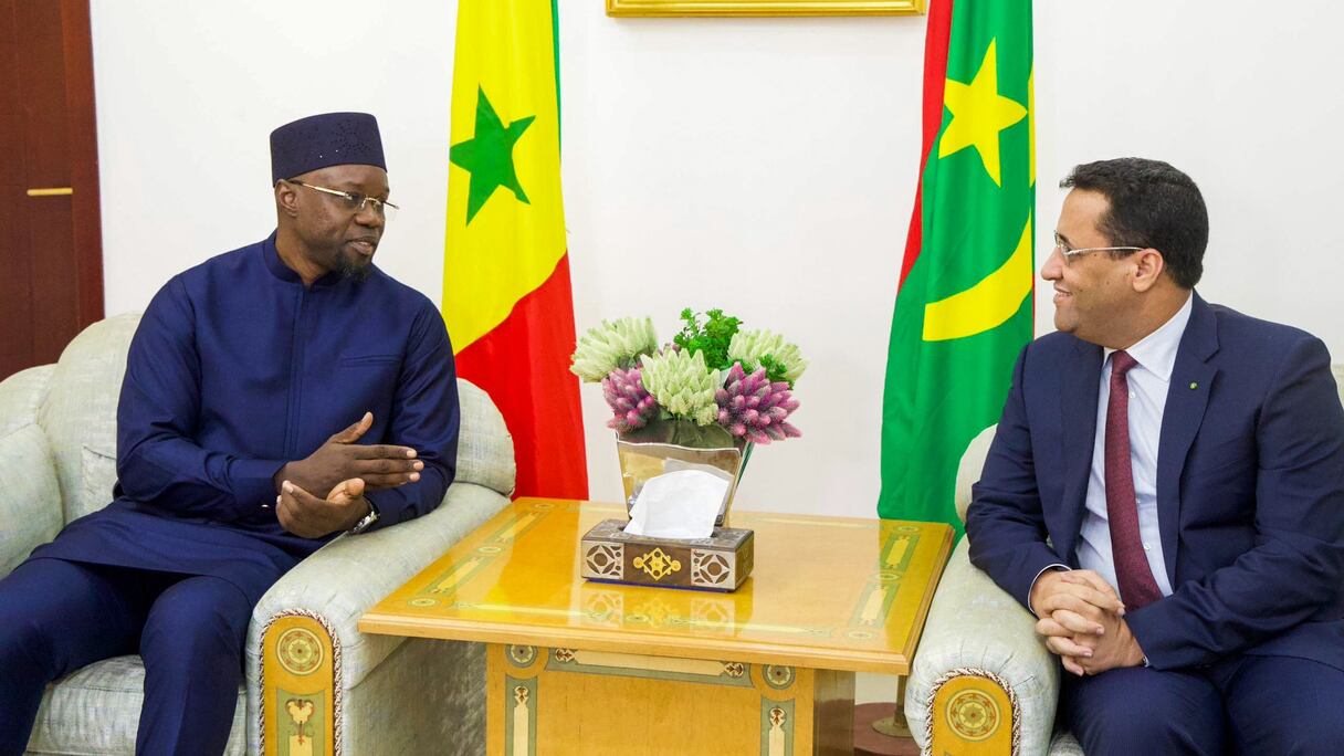 Le Premier ministre sénégalais, Ousmane Sonko, et son homologue mauritanien Moctar Ould Diay, le 13 janvier 2025 à Nouakchott.