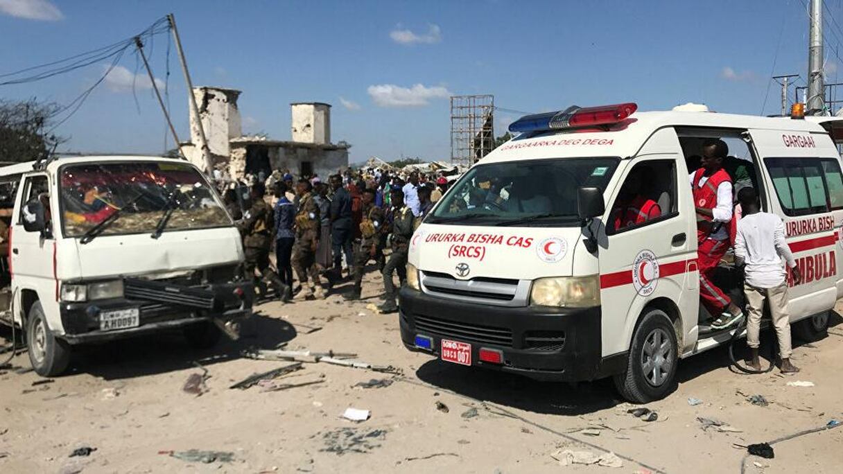 Des ambulances transportant des blessés lors d'un attentat à Mogadiscio (Somalie).