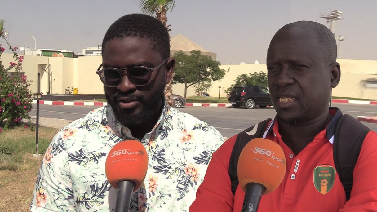 Deux techniciens mauritaniens décortiquent le parcours des équipes africaines durant les matchs de poule.