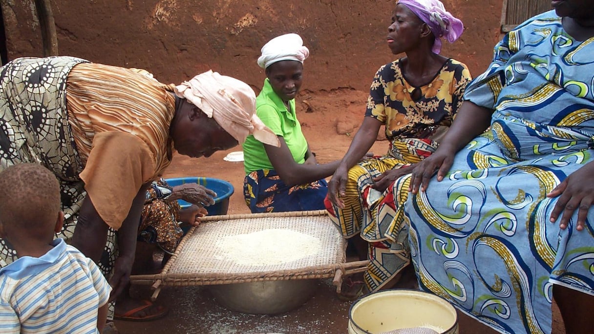 Le tamisage permet d'enlever les impuretés et d'avoir une semoule d'attiéké uniforme.